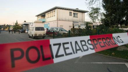 Eine Polizeiabsperrung ist am 02.11.2014 in Köngen (Baden-Württemberg) vor einem Haus aufgebaut. Zwei Kinderleichen sind am Sonntag in einer Wohnung in Köngen (Kreis Esslingen) gefunden worden. Nun ist die Mutter zu lebenslanger Haft verurteilt worden.