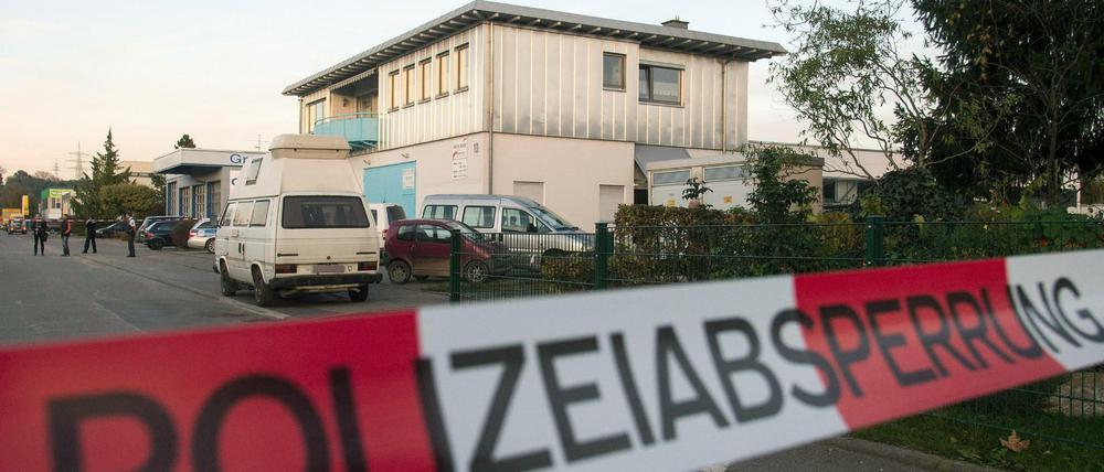 Eine Polizeiabsperrung ist am 02.11.2014 in Köngen (Baden-Württemberg) vor einem Haus aufgebaut. Zwei Kinderleichen sind am Sonntag in einer Wohnung in Köngen (Kreis Esslingen) gefunden worden. Nun ist die Mutter zu lebenslanger Haft verurteilt worden.