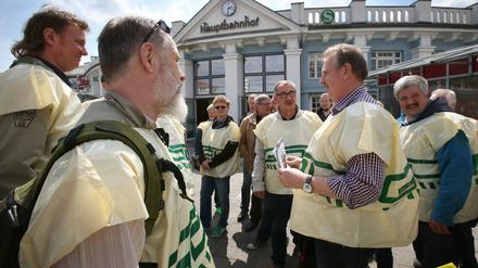 Mitglieder der Gewerkschaft GDL vesammeln sich am Mittwoch vor dem Hauptbahnhof in Rostock. Die Lokführer streiken erneut. Der Ausstand mit offenem Ende hat um 02.00 Uhr in der Nacht zum Mittwoch im Personenverkehr begonnen, bereits am Dienstag um 15.00 Uhr legten die Lokführer im Güterverkehr die Arbeit nieder. 