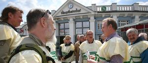 Mitglieder der Gewerkschaft GDL vesammeln sich am Mittwoch vor dem Hauptbahnhof in Rostock. Die Lokführer streiken erneut. Der Ausstand mit offenem Ende hat um 02.00 Uhr in der Nacht zum Mittwoch im Personenverkehr begonnen, bereits am Dienstag um 15.00 Uhr legten die Lokführer im Güterverkehr die Arbeit nieder. 