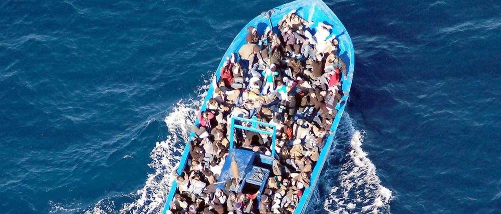 Archivbild von einem Flüchtlingsboot vor der italienischen Insel Lampedusa.
