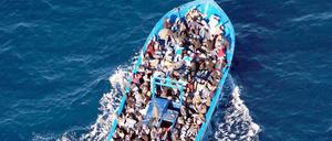 Archivbild von einem Flüchtlingsboot vor der italienischen Insel Lampedusa.