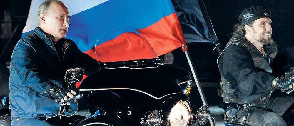 Wilde Kerle. Zu Russlands Staatspräsident Wladimir Putin hat der Anführer der „Nachtwölfe“, Alexander Saldostanow (re.), offenkundig einen guten Draht (hier bei einem von den „Wölfen“ veranstalteten Festival 2011). 