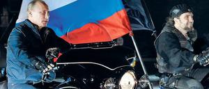 Wilde Kerle. Zu Russlands Staatspräsident Wladimir Putin hat der Anführer der „Nachtwölfe“, Alexander Saldostanow (re.), offenkundig einen guten Draht (hier bei einem von den „Wölfen“ veranstalteten Festival 2011). 
