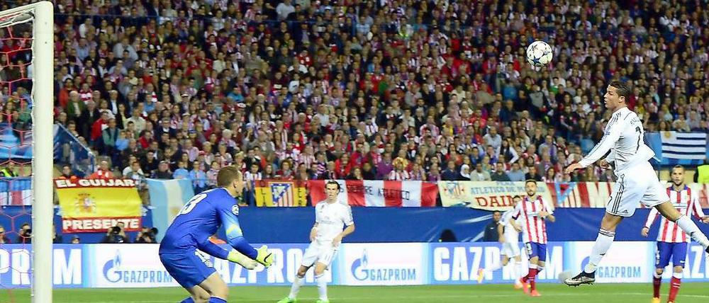 Sieht schön aus, bringt aber kein Tor. Cristiano Ronaldo steht beim Kopfball mustergültig in der Luft.