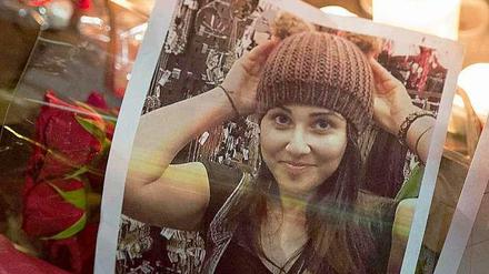 Bei der Trauerfeier für Tugce leuchteten Kerzen um ein Portrait der jungen Frau. 