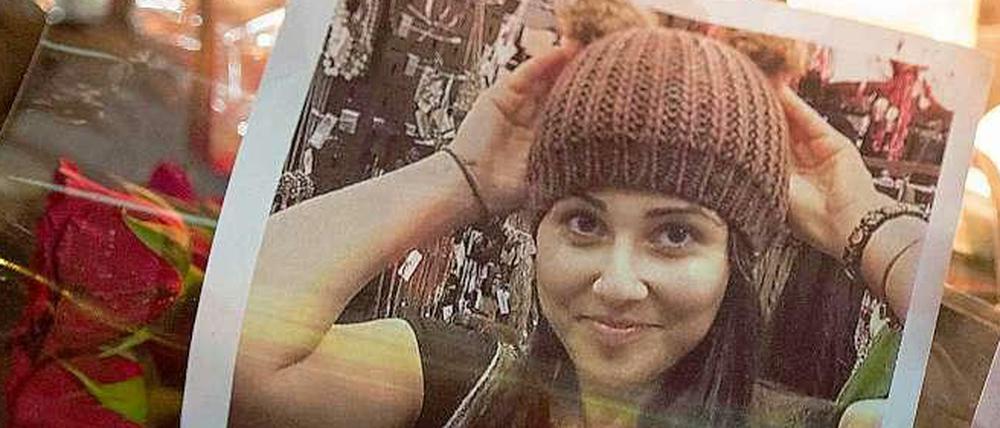 Bei der Trauerfeier für Tugce leuchteten Kerzen um ein Portrait der jungen Frau. 