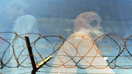 Zwischen Hoffnung und Verzweiflung. Flüchtlinge, die es über das Mittelmeer geschafft haben und nun warten müssen, was mit ihnen geschieht.