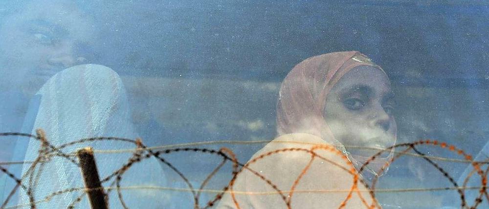 Zwischen Hoffnung und Verzweiflung. Flüchtlinge, die es über das Mittelmeer geschafft haben und nun warten müssen, was mit ihnen geschieht.