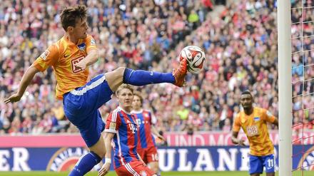 Zu spät: In der ersten Hälfte erreichte Valentin Stocker eine Flanke nur noch mit der Fußspitze und konnte den Ball nicht mehr auf das Bayern-Tor bringen.