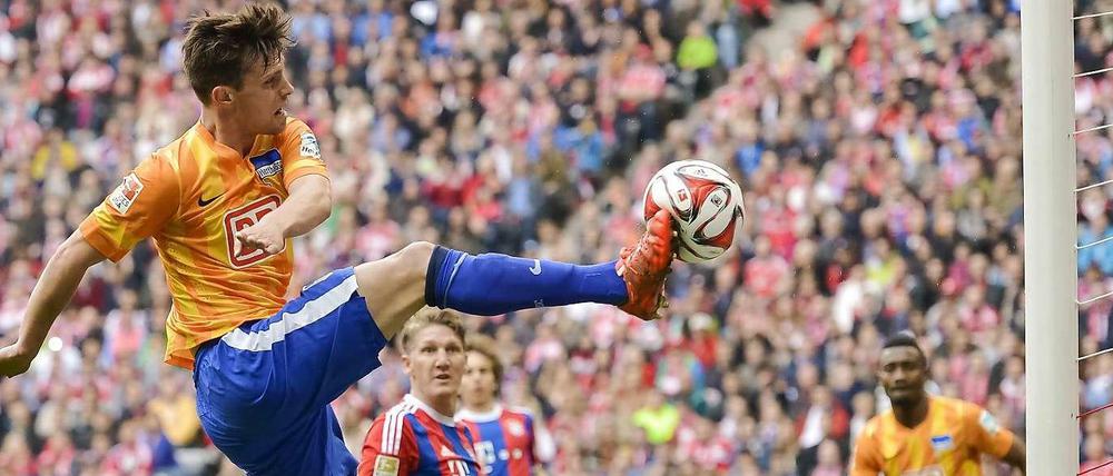 Zu spät: In der ersten Hälfte erreichte Valentin Stocker eine Flanke nur noch mit der Fußspitze und konnte den Ball nicht mehr auf das Bayern-Tor bringen.