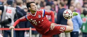 Richtiger Fokus: Bayerns Juan Bernat erwischt den Ball sogar mit geschlossenen Augen.