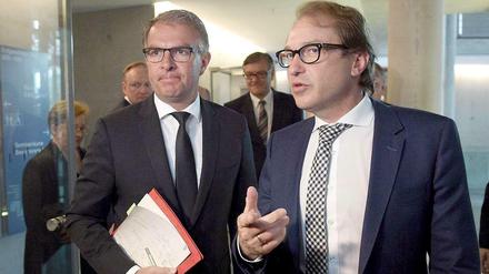 Der Vorstandsvorsitzende der Lufthansa, Carsten Spohr (l), und Bundesverkehrsminister Alexander Dobrindt (CSU) am Mittwoch im Verkehrsausschuss im Paul-Löbe-Haus in Berlin.