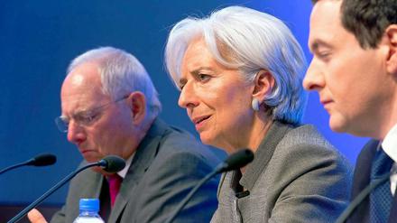 IWF-Chefin Christine Lagarde gemeinsam mit Bundesfinanzminister Wolfgang Schäuble und dem britischen Schatzkanzler George Osborne (rechts) während der Pressekonferenz zur Frühjahrstagung des IWF in Washington. 