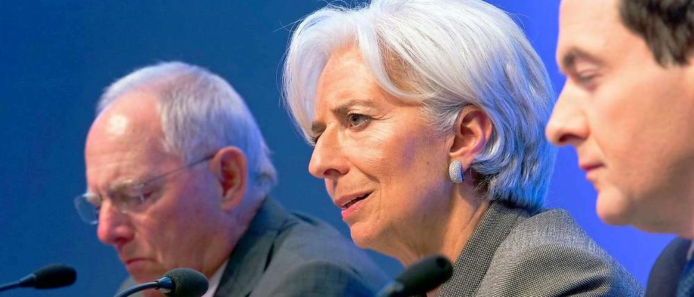 IWF-Chefin Christine Lagarde gemeinsam mit Bundesfinanzminister Wolfgang Schäuble und dem britischen Schatzkanzler George Osborne (rechts) während der Pressekonferenz zur Frühjahrstagung des IWF in Washington.