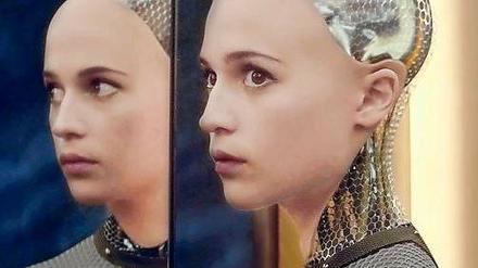 Ich ist eine andere. Das Retortengeschöpf Ava (Alicia Vikander) stellt sich sehr menschliche Fragen. 