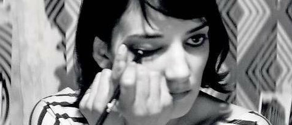 Sheila Vand in "The Girl".