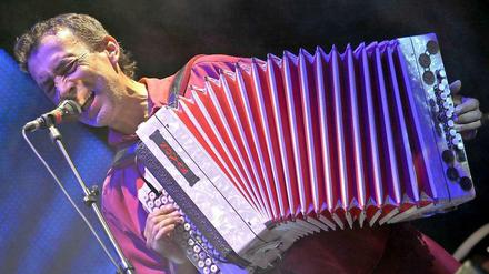 Hubert von Goisern spielt Akkordeon.