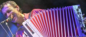 Hubert von Goisern spielt Akkordeon.