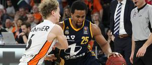 Albas Clifford Hammonds (r.) zieht an Ulms Günther vorbei.