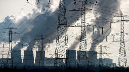 Die Kohle verliert zumindest in China derzeit etwas an Bedeutung. In Jänschwalde dampfen die Kühltürme noch. Doch wie lange noch, darüber wird derzeit intensiv gestritten. 