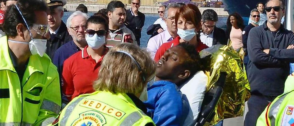 Entkräftet, aber angekommen: Tausende von Flüchtlingen suchen übers Mittelmeer den Weg nach Europa. Dieser Afrikaner schaffte es am Samstag nach Palermo.