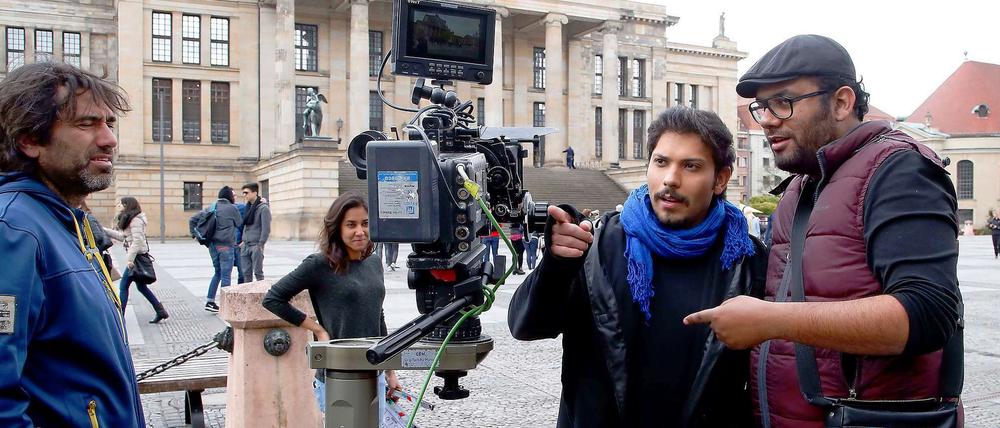 West-östliche Soap. Regisseur Ali Al Ali bespricht mit dem Schauspieler Mohammad Almusalam die nächste Szene. 
