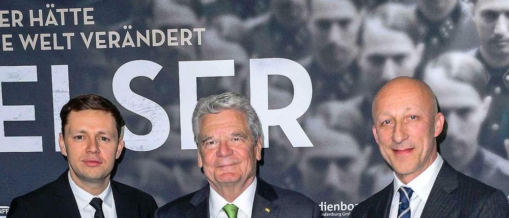 Große Geschichte. Hauptdarsteller Christian Friedel, Bundespräsident Joachim Gauck und Regisseur Oliver Hirschbiegel (von links) bei der Schulsondervorführung von "Elser" im Zoopalast.