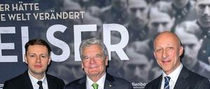 Große Geschichte. Hauptdarsteller Christian Friedel, Bundespräsident Joachim Gauck und Regisseur Oliver Hirschbiegel (von links) bei der Schulsondervorführung von "Elser" im Zoopalast. 