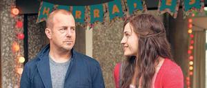 Vorsichtige Annäherung. Tobias Wilke (Heino Ferch) geht mit seiner Tochter Helen (Jannik Schümann) zu einem Treffen mit anderen Transsexuellen.