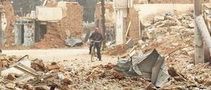 Aleppo nach einem Bombenangriff. Seit Beginn des blutigen Bürgerkriegs, den die Truppen von Präsident Baschar al-Assad gegen verschiedene Oppositionsgruppen führen, ist in Syrien das zivile Leben zum Erliegen gekommen.