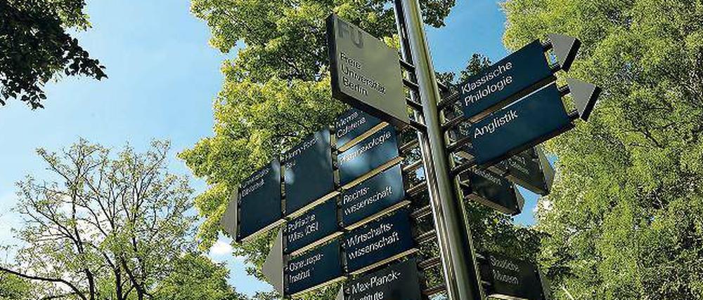 Wegweiser ins Grüne: Wie Fachbereiche mit kleinen Veränderungen viel Energie sparen können, weiß das Team der Stabsstelle Nachhaltigkeit und Energie.