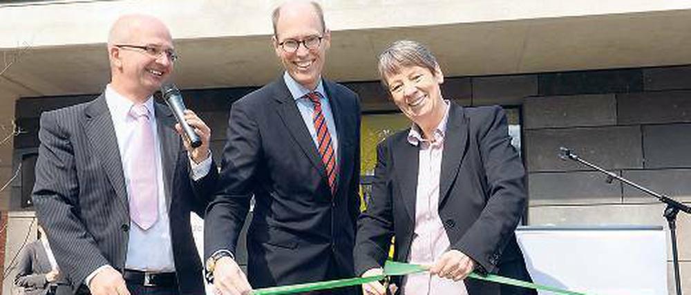 Eröffnung der Saatgutbank durch Bundesumweltministerin Barbara Hendricks (re.), den Direktor des Botanischen Gartens Professor Thomas Borsch (li.) und den Präsidenten der Freien Universität Professor Peter-Andre Alt.