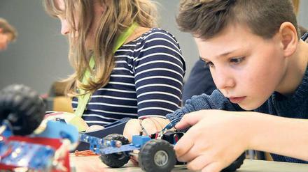 Lernen für die Zukunft: Schüler begreifen den Auto-Antrieb.