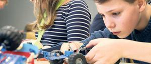 Lernen für die Zukunft: Schüler begreifen den Auto-Antrieb.