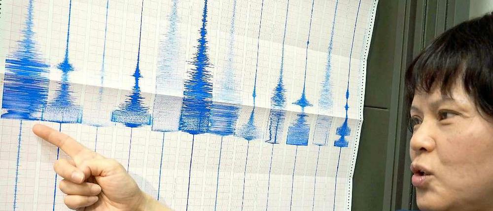 Eine Expertin für Seismologie in Taiwan zeigt die Dokumentation des Erdbebens der Stärke 6, 6.