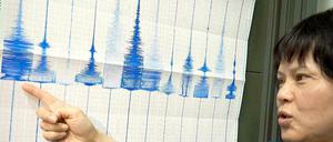 Eine Expertin für Seismologie in Taiwan zeigt die Dokumentation des Erdbebens der Stärke 6, 6. 