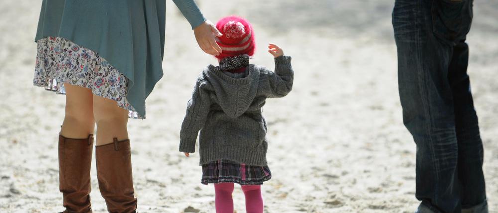 Der "Kinder-Knast-Koller” schleicht sich für Mutter Caro ein, wenn mal wieder alles an ihr hängt: Haushalt und Wäscheberge; Schule, Kita, Kindergeburtstag, hohe Fest- und Feiertage; sich selber organisieren...