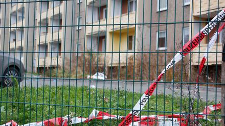 Absperrband der Polizei hängt an einem Zaun vor einer Asylbewerberunterkunft in Chemnitz (Sachsen).