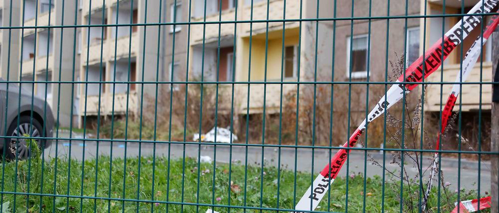 Absperrband der Polizei hängt an einem Zaun vor einer Asylbewerberunterkunft in Chemnitz (Sachsen).
