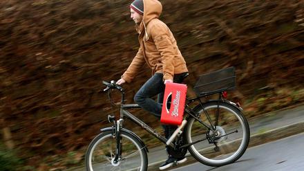 Mit einem Kasten Bier am Arm geht es zu Freunden - zurück dann sicher nicht mehr nüchtern. Der Deutsche Verkehrssicherheitsrat fordert, die Promillegrenze für Radfahrer deutlich zu senken.