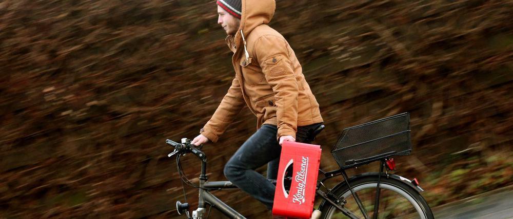 Mit einem Kasten Bier am Arm geht es zu Freunden - zurück dann sicher nicht mehr nüchtern. Der Deutsche Verkehrssicherheitsrat fordert, die Promillegrenze für Radfahrer deutlich zu senken.