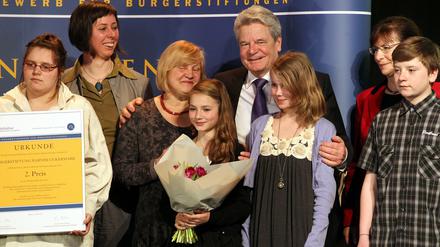 Engagiert. Stiftungen wie die Herbert-Quandt-Stiftung - hier ein Foto von einer Preisverleihung mit Bundespräsident Joachim Gauck - sind eine treibende Kraft der Zivilgesellschaft