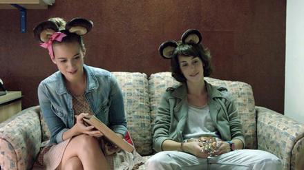 Iben (Mia Jexen) und Tina (Nina Rakovec) als Zuschauerinnen einer Performance von Tinas kleinem Bruder.