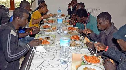 Italienische Nudeln für Flüchtlinge aus Afrika.