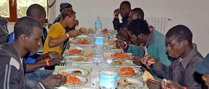 Italienische Nudeln für Flüchtlinge aus Afrika.