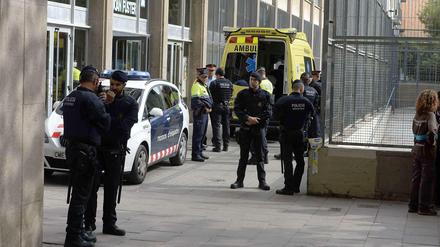 Polizei und Krankenwagen vor dem Joan Fuster Institut am Montag in Barcelona. Hier hat ein Schüler einen Lehrer getötet. 