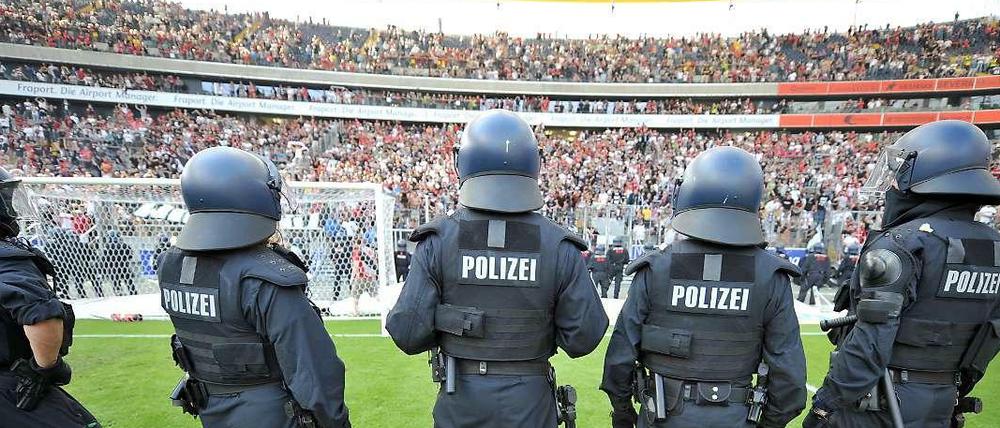 Bei Fußballspielen kommt es immer wieder zu Gewalt. Auch in den unteren Ligen soll daher die Präsenz von Sicherheitsleuten verstärkt werden. 