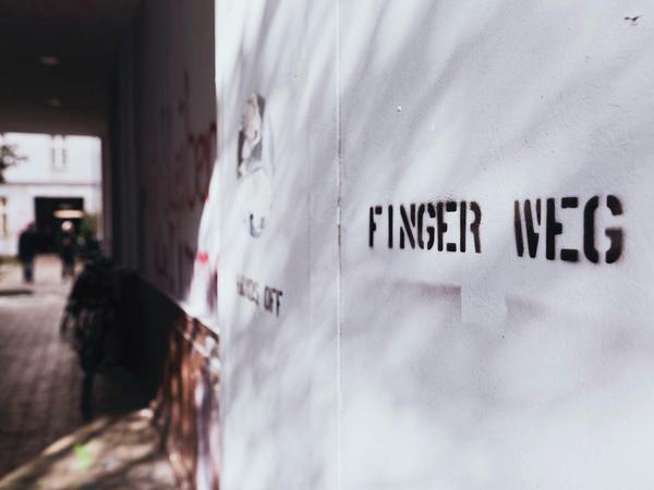 Finger weg. Einige Bewohner von Häusern, denen die Entmietung durch Investoren droht, wehren sich gegen Schikanen.