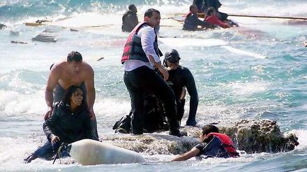 Rettung auf den Klippen von Rhodos. Mit letzter Kraft hat sich eine Frau auf die Klippen von Rhodos gerettet und wird von Anwohnern und Rettungskräften geborgen.